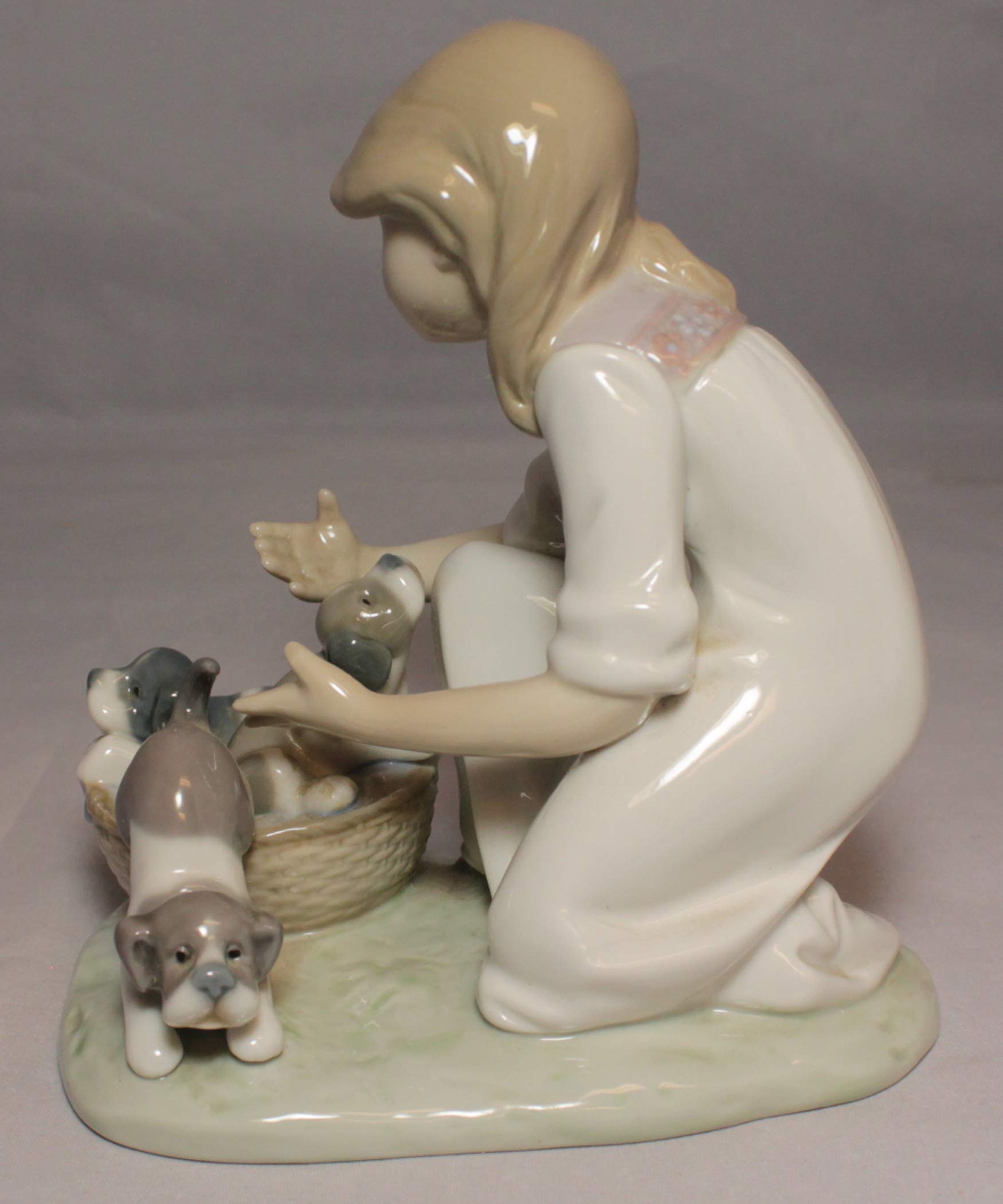 リヤドロ LLADRO #5595 犬と少女 JOY IN A BASKET 狭くて入れないや